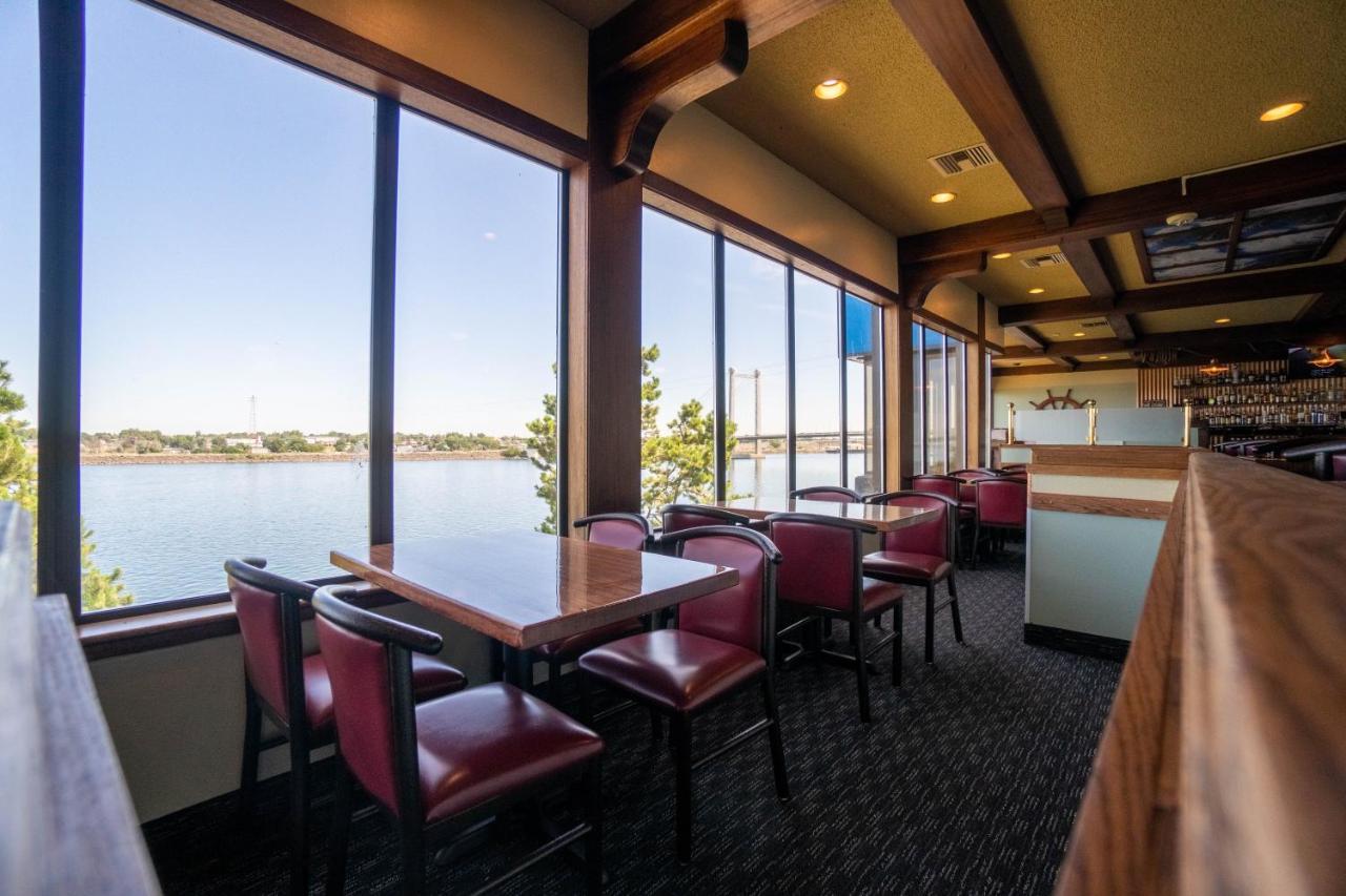 Clover Island Inn Kennewick Exteriör bild