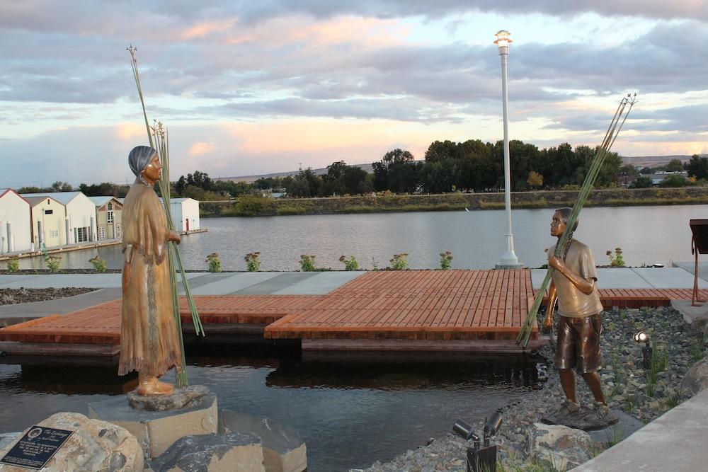 Clover Island Inn Kennewick Exteriör bild